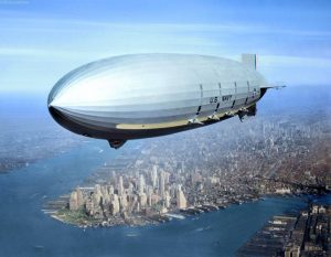 USS Macon (ZRS-5) survolant New York City, 1933, Crédits: U.S. Navy / mis en couleurs par Jared Enos