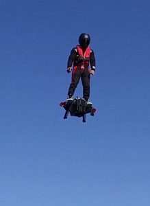 Franky Zapata sur son prototype Flyboard Air, Crédits: Zapata Racing