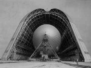 USS Macon dans le Hangar One - Mountain View, Californie Crédit : NASA