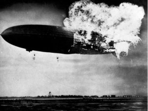 Le LZ-129 Hindenburg prend subitement feu au niveau de l'emplanture de son empennage vertical haut.