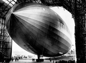 Le LZ-129 Hindenburg à sa sortie d'usine, à Friedrichshafen en 1936.