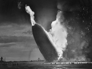 L'Hindenburg s'écrase, en flammes.