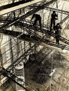 Le Hindenburg en cours de construction en 1935