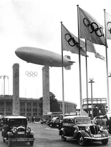 Le LZ-129 Hindenburg survolant les Jeux Olympiques de Berlin en 1936.