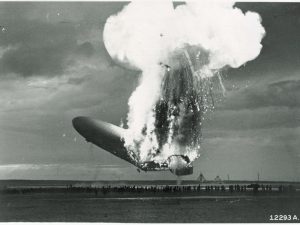 Le LZ-129 Hindenburg en flammes, Crédit: NASM Archives Division