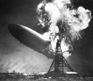 Le LZ-129 Hindenburg en flammes, au premier plan le mât d'amarrage.