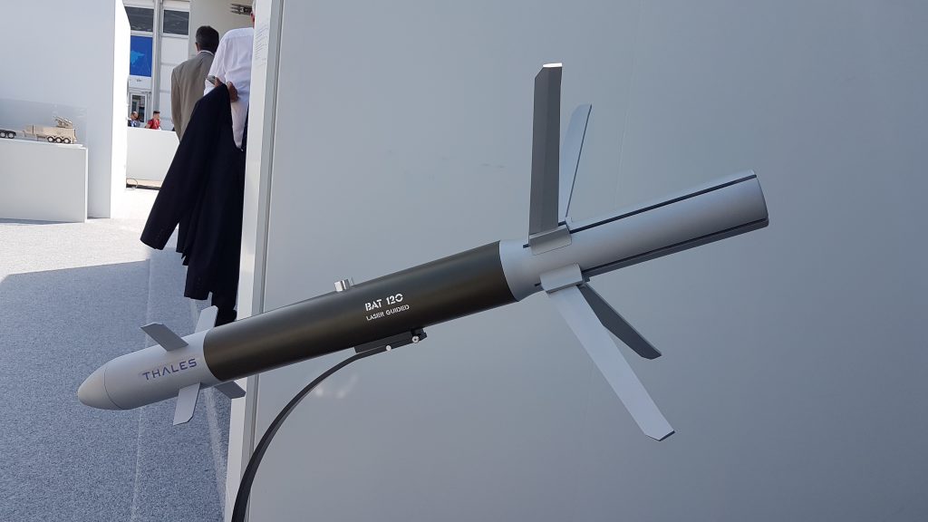 La maquette de BAT-120LG présentée sur le stand de Thales présente un corps monobloc, avec un système d'accroche et d'éjection situé sur le dessus de la bombe, alors qu'il constitue le bloc central tout entier de la BAT-120 originale. Il est probable cependant qu'il ne s'agisse que d'une représentation simplifiée du futur armement.