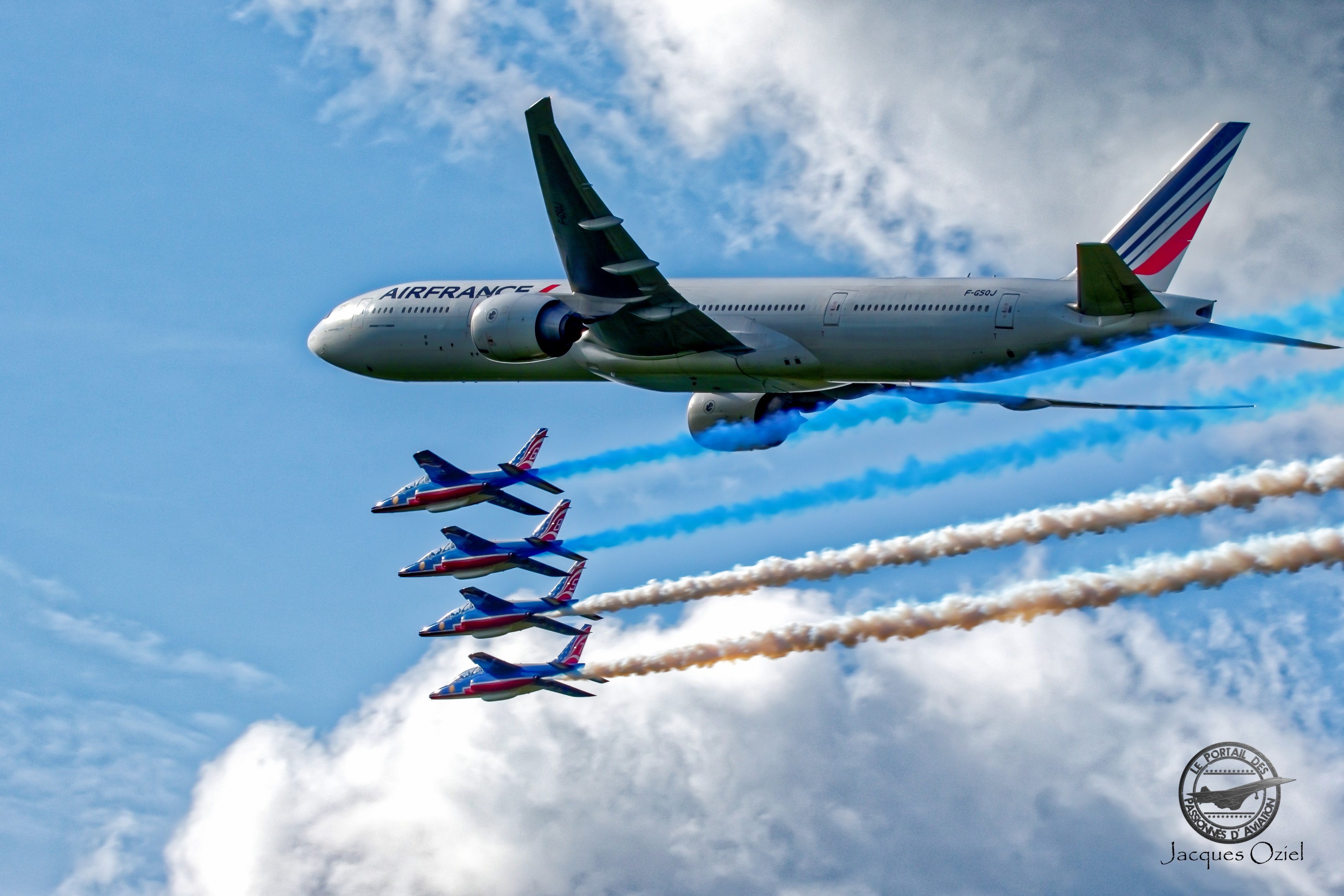 Boeing 777 encadré par la Patrouille de France