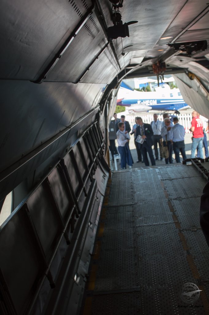 Vu de la passerelle arriére, celle ci peut entiérement rentré sous l'avion en vol pour faciliter le largage. Une spécificité apparemment demandé par les Saoudiens.