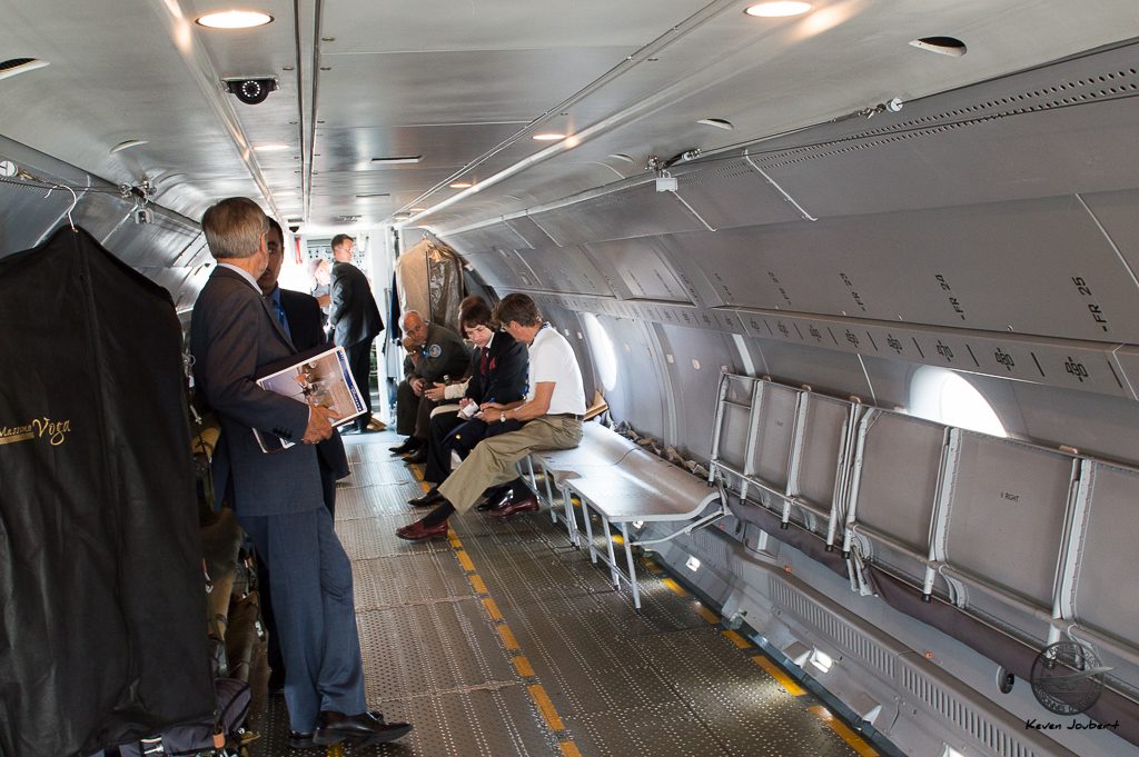 Vue de l'intérieur de l'avion et des sièges "soldats"