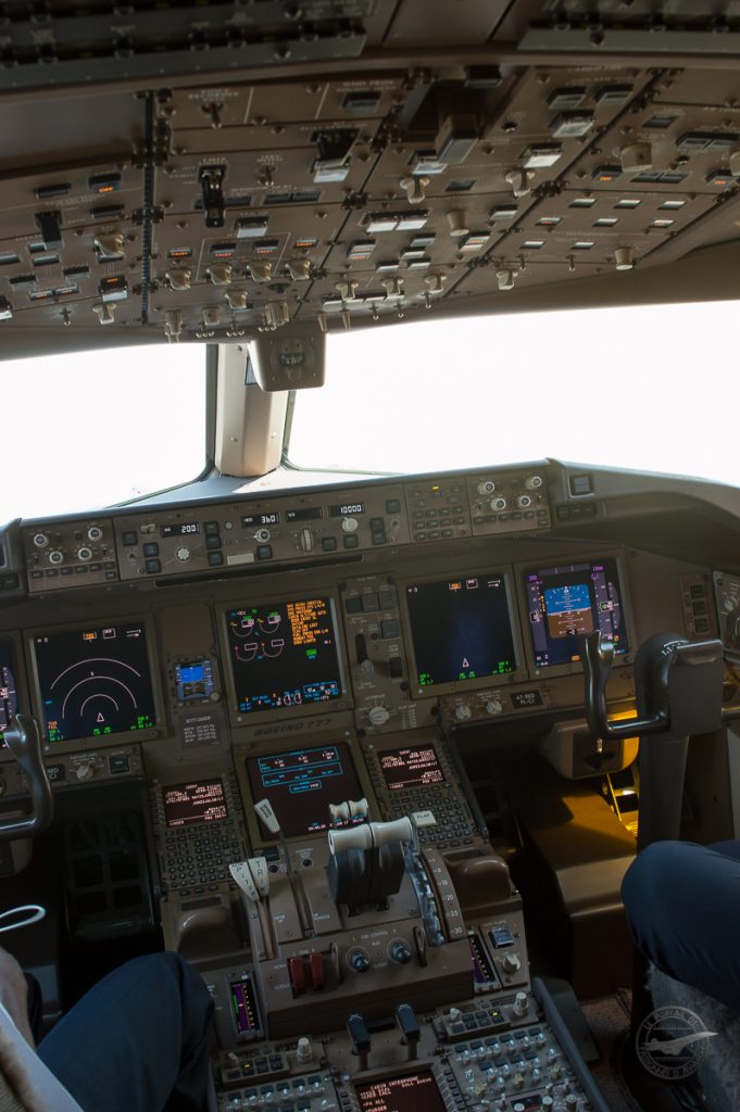 Petit bonus, le cockpit du 777-300ER