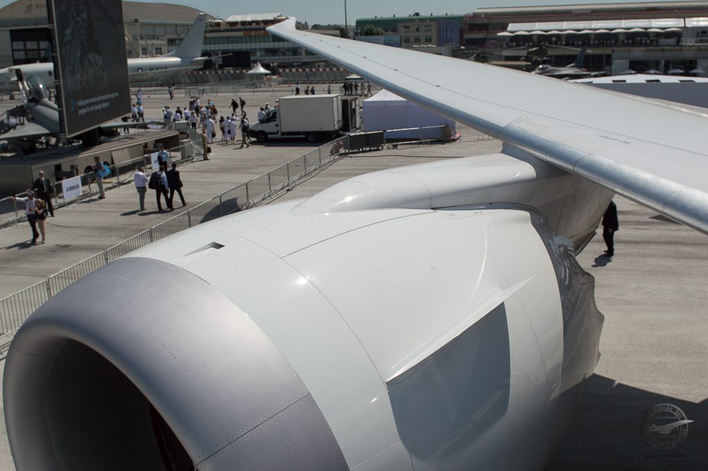 Vue de l'aile et du moteur droit depuis l'intérieur de l'avion.