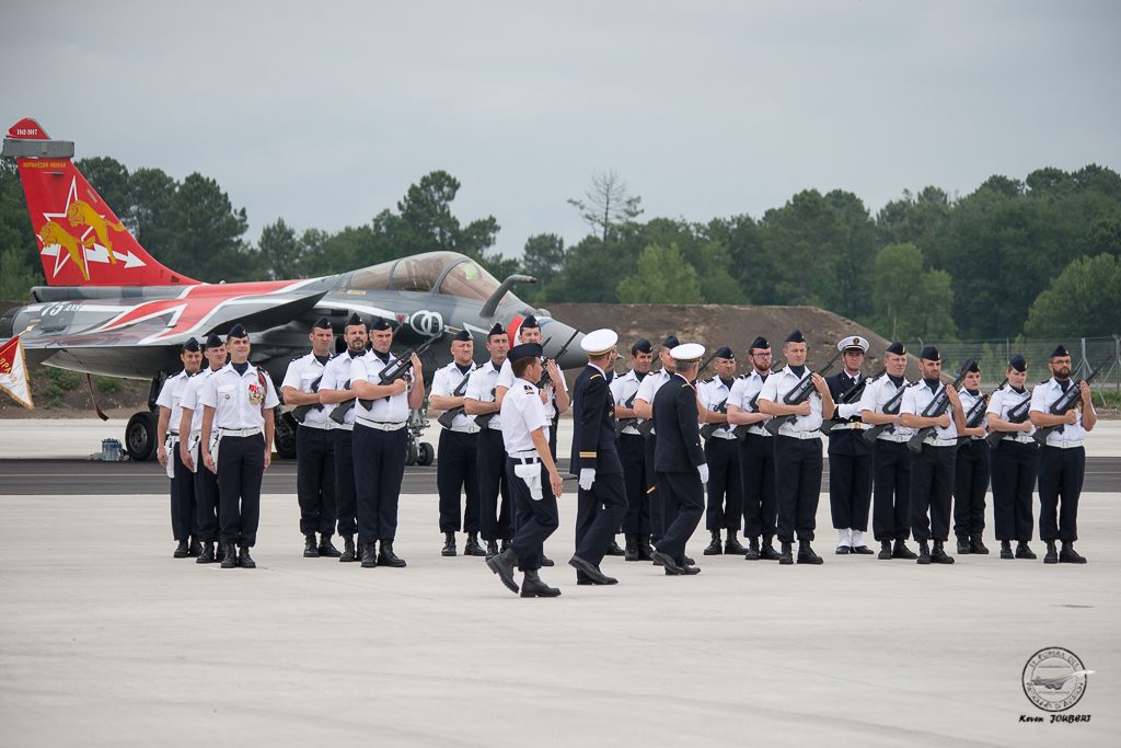 Revue des troupes, en arrière plan le Rafale décoré