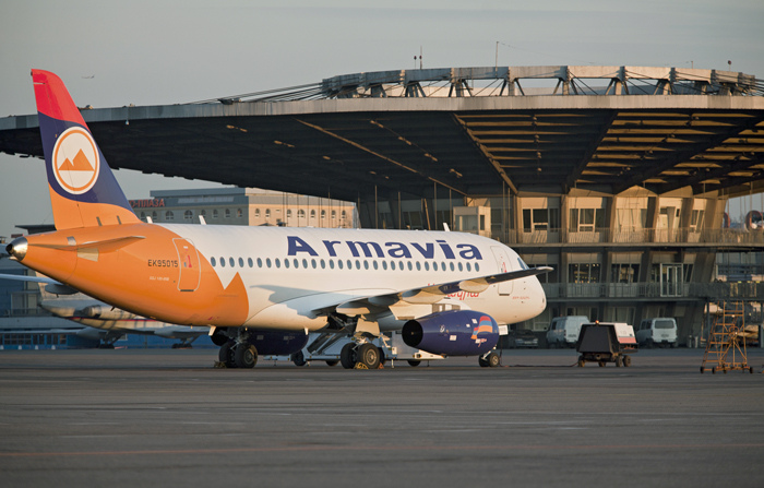 SSJ100 Armavia le 21 juin 2011 à l'aéroport de Moscou Sheremetievo lors du vol inaugural Erevan - Moscou © Leonid Faerberg