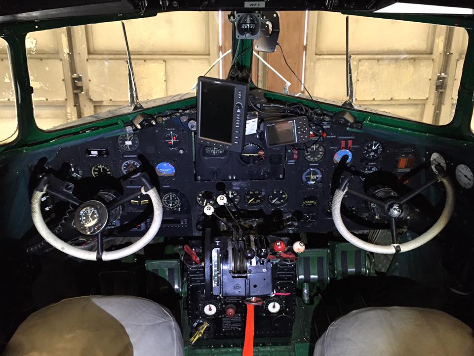 Cockpit de DC-3 (1936). L'aviation commerciale fait un bond en avant. Douglas se forge alors son identité qui lui permettra d'avoir une carrière pleine de succès.