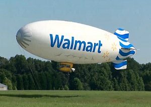 Dirigeable à air chaud publicitaire aux couleurs de Walmart