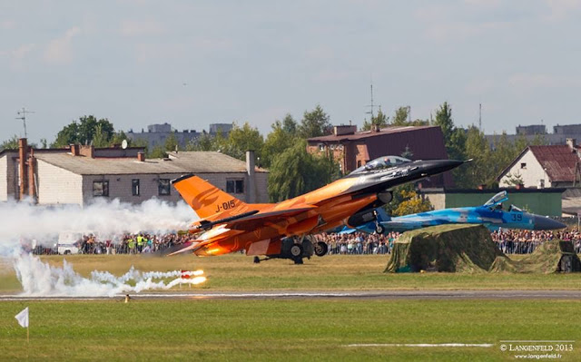 Le F16 Solo display néerlandais met le feu à la piste!