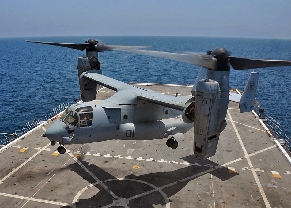 Un V-22 Osprey apponte sur le BPC Dixmude