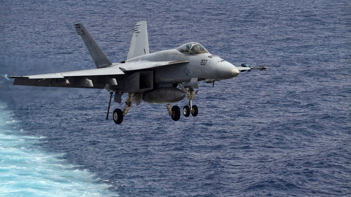 US Navy : un F/A-18E Super Hornet s’est abimé en mer avant l’appontage