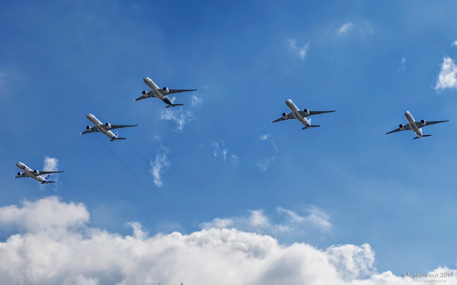 Airbus réunit Cinq A-350 pour un vol en formation