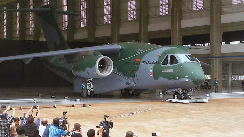 Le KC-390 vient d'effectuer son ROLL-OUT