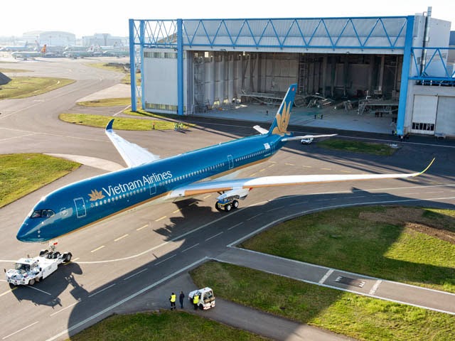 Le premier A350 de Vietnam Airlines est peint