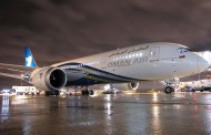 Oman Air pose son Dreamliner à Paris